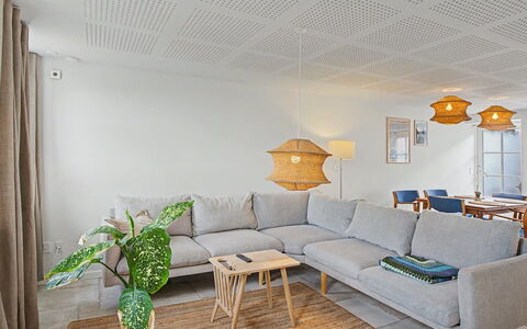 Swarthofthi - 90M from the Sea: Mobilia, Legna, Interior Design, Pavimentazione, Pavimento, Soffitto, Lampada, Illuminazione, Soggiorno