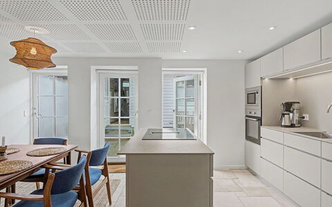 Swarthofthi - 90M from the Sea: Pavimentazione, Mobilia, Pavimento, Legna, Interior Design, Soffitto, Cabinetry, Casa, Pavimento In Legno, Cucina