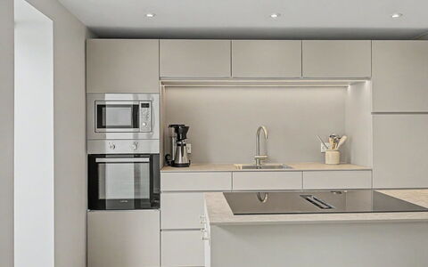 Swarthofthi - 90M from the Sea: Cucina, Elettrodomestico Da Cucina, Controsoffitto, Interior Design, Cabinetry, Pavimentazione, Mobilia, Parete, Pavimento, Legna