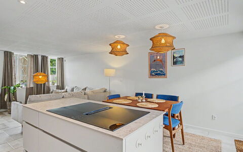 Swarthofthi - 90M from the Sea: Pavimentazione, Interior Design, Legna, Soffitto, Mobilia, Pavimento, Lampada, Controsoffitto, Cucina, Cabinetry