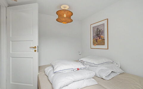 Swarthofthi - 90M from the Sea: Letto, Mobilia, Camera Da Letto, Interior Design, Parete, Bedding, Lenzuolo, Pavimento, Legna, Soffitto
