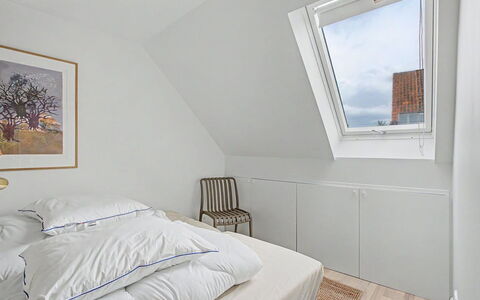 Swarthofthi - 90M from the Sea: Parete, Interior Design, Camera Da Letto, Pavimentazione, Legna, Letto, Soffitto, Pavimento, Mobilia, Camera