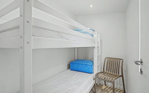 Swarthofthi - 90M from the Sea: Pavimentazione, Interior Design, Pavimento, Soffitto, Camera Da Letto, Letto, Bedding, Lenzuolo, Camera, Appartamento