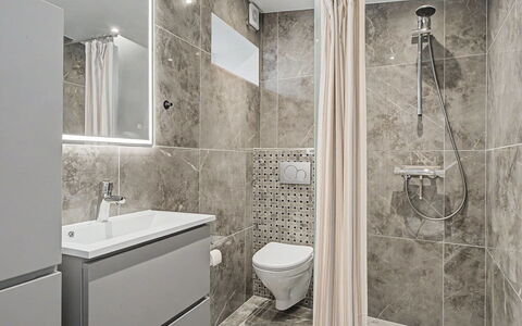 Swarthofthi - 90M from the Sea: Pavimentazione, Parete, Pavimento, Interior Design, Idraulico Fixture, Bagno, Soffitto, Piastrella, Gabinetto, Idraulico