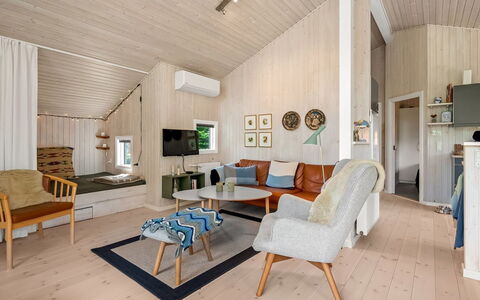 Rise - 600M from the Sea: Legna, Pavimentazione, Pavimento, Interior Design, Casa, Soffitto, Mobilia, Camera, Soggiorno, Latifoglie