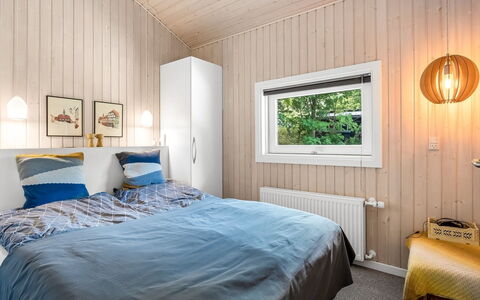Rise - 600M from the Sea: Camera Da Letto, Legna, Interior Design, Letto, Soffitto, Lenzuolo, Bedding, Mobilia, Pavimento, Pavimentazione