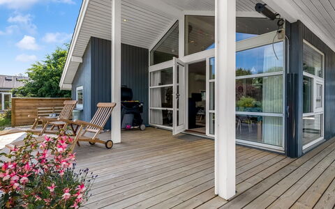 Rise - 600M from the Sea: Legna, Portico, Porta, Casa, Casa, Tetto, Raccordo, Materiale Composito, Latifoglie, Deck