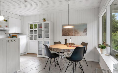 Arisa - from the Sea: Mobilia, Interior Design, Pavimentazione, Legna, Pavimento, Soffitto, Lampada, Cucina & Sala Da Pranzo Tavolo, Sedia, Sala Da Pranzo