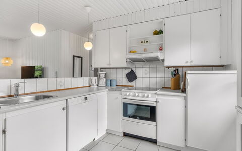 Arisa - from the Sea: Cucina, Elettrodomestico Da Cucina, Apparecchio Major, Controsoffitto, Pavimentazione, Interior Design, Soffitto, Pavimento, Cabinetry, Lavandino Della Cucina