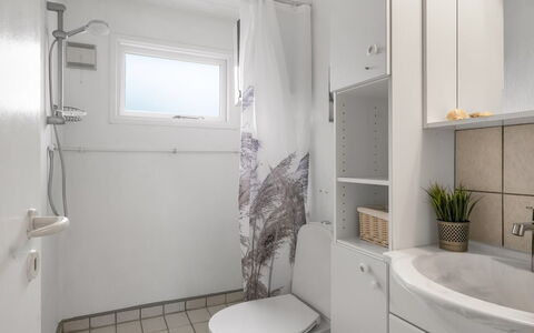 Arisa - from the Sea: Idraulico Fixture, Parete, Pavimentazione, Interior Design, Pavimento, Bagno, Gabinetto, Toilet Seat, Lavello, Soffitto
