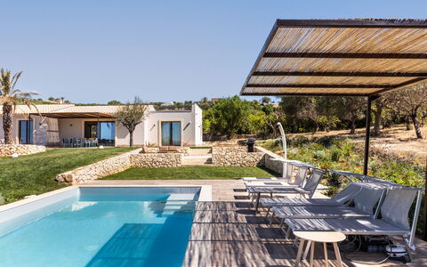 Villa Maddalena: Blu, Piscina, Ricorrere, Lettino, Mobili Da Esterno, Eco Hotel, Sedia A Sdraio, Villa, Hotel, Struttura Esterna
