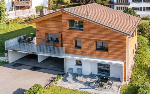 Flims 832: Finestra, Architettura, Zona Residenziale, Casa, Casa, Tetto, Villetta, Driveway, Sobborgo, Vettura Mid-Size