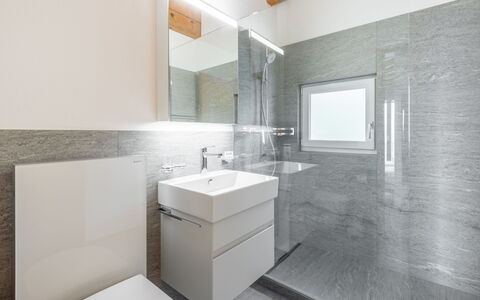 Darschalè 11: Pavimentazione, Idraulico Fixture, Pavimento, Interior Design, Bagno, Lavello, Lavandino Del Bagno, Rubinetto, Soffitto, Piastrella