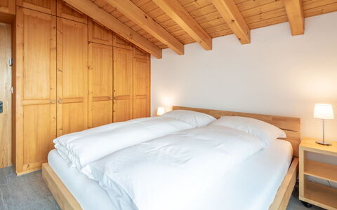 Darschalè 11: Legna, Interior Design, Pavimento, Camera Da Letto, Soffitto, Letto, Latifoglie, Telaio Del Letto, Color Legno, Bedding