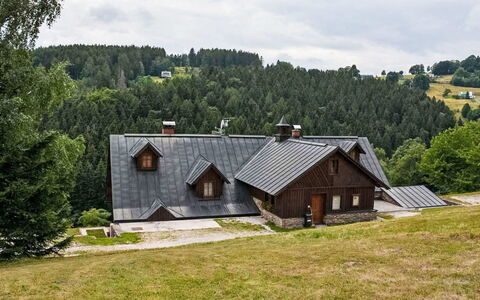 Penzion Exnar: Finestra, Architettura, Zona Residenziale, Casa, Casa, Tetto, Villetta, Driveway, Sobborgo, Vettura Mid-Size