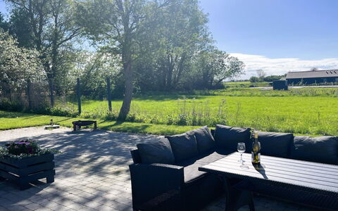 Aaro - 275M from the Sea: Finestra, Architettura, Zona Residenziale, Casa, Casa, Tetto, Villetta, Driveway, Sobborgo, Vettura Mid-Size