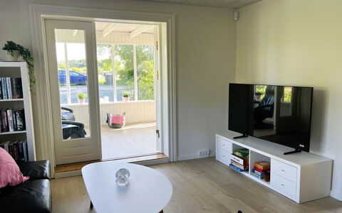 Aaro - 275M from the Sea: Finestra, Architettura, Zona Residenziale, Casa, Casa, Tetto, Villetta, Driveway, Sobborgo, Vettura Mid-Size