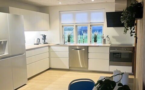 Aaro - 275M from the Sea: Finestra, Architettura, Zona Residenziale, Casa, Casa, Tetto, Villetta, Driveway, Sobborgo, Vettura Mid-Size