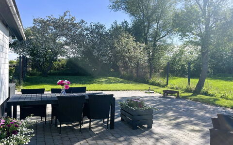 Aaro - 275M from the Sea: Finestra, Architettura, Zona Residenziale, Casa, Casa, Tetto, Villetta, Driveway, Sobborgo, Vettura Mid-Size