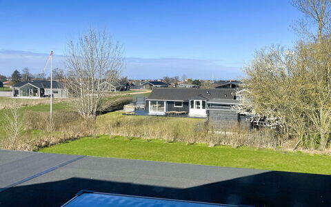 Aaro - 275M from the Sea: Finestra, Architettura, Zona Residenziale, Casa, Casa, Tetto, Villetta, Driveway, Sobborgo, Vettura Mid-Size