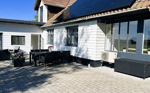 Aaro - 275M from the Sea: Finestra, Architettura, Zona Residenziale, Casa, Casa, Tetto, Villetta, Driveway, Sobborgo, Vettura Mid-Size