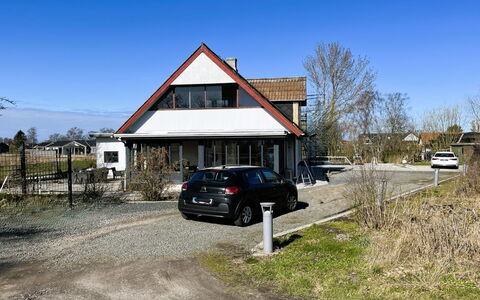 Aaro - 275M from the Sea: Finestra, Architettura, Zona Residenziale, Casa, Casa, Tetto, Villetta, Driveway, Sobborgo, Vettura Mid-Size