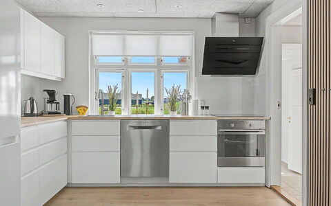 Aaro - 275M from the Sea: Cucina, Elettrodomestico Da Cucina, Pavimentazione, Apparecchio Major, Legna, Pavimento, Controsoffitto, Cabinetry, Interior Design, Elettrodomestico