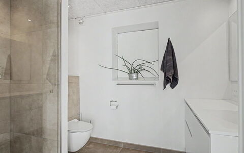 Aaro - 275M from the Sea: Pavimentazione, Parete, Pavimento, Interior Design, Idraulico Fixture, Soffitto, Bagno, Illuminazione, Camera, Piastrella
