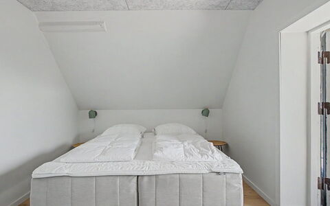 Aaro - 275M from the Sea: Camera Da Letto, Pavimentazione, Soffitto, Pavimento, Interior Design, Biancheria, Bedding, Lenzuolo, Letto, Telaio Del Letto