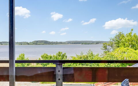 Maris - 280M from the Sea: Finestra, Architettura, Zona Residenziale, Casa, Casa, Tetto, Villetta, Driveway, Sobborgo, Vettura Mid-Size