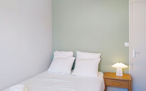 Dolce Vita: Parete, Pavimento, Interior Design, Legna, Camera Da Letto, Pavimentazione, Letto, Mobilia, Camera, Lenzuolo
