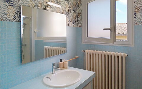 Dolce Vita: Parete, Idraulico Fixture, Lavandino Del Bagno, Interior Design, Lavello, Pavimentazione, Bagno, Specchio, Rubinetto, Pavimento