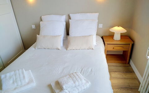 Dolce Vita: Letto, Camera Da Letto, Bedding, Lenzuolo, Interior Design, Legna, Mobilia, Pavimento, Lancia Cuscino, Camera