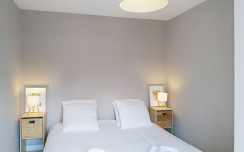 Dolce Vita: Letto, Interior Design, Bedding, Mobilia, Camera Da Letto, Lenzuolo, Parete, Pavimento, Camera, Soffitto
