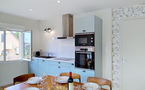 Dolce Vita: Cucina, Controsoffitto, Mobilia, Elettrodomestico Da Cucina, Interior Design, Cabinetry, Apparecchio Major, Legna, Pavimentazione, Soffitto