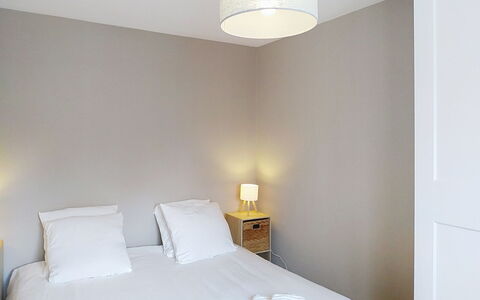 Dolce Vita: Letto, Camera Da Letto, Interior Design, Bedding, Lenzuolo, Legna, Pavimento, Soffitto, Camera, Mobilia