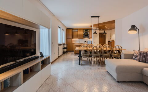 Sun: Mobilia, Interior Design, Pavimentazione, Pavimento, Parete, Divano, Camera, Soffitto, Legna, Soggiorno
