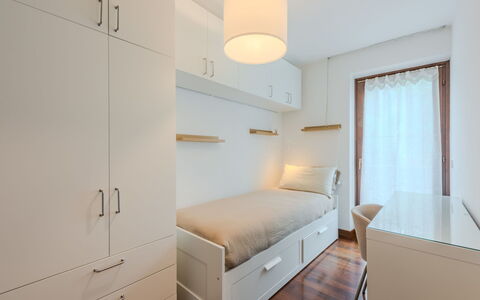 Sun: Mobilia, Pavimentazione, Parete, Interior Design, Pavimento, Legna, Camera Da Letto, Letto, Camera, Mensola