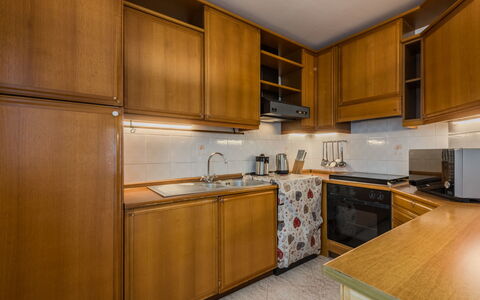 Sun: Cucina, Cabinetry, Legna, Pavimentazione, Controsoffitto, Elettrodomestico Da Cucina, Apparecchio Major, Interior Design, Pavimento, Camera