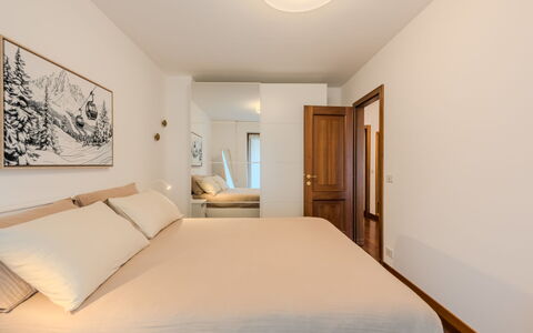 Sun: Mobilia, Interior Design, Letto, Pavimento, Pavimentazione, Parete, Camera Da Letto, Camera, Legna, Soffitto