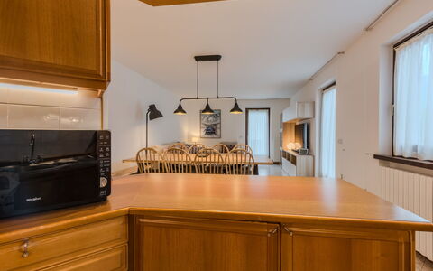 Sun: Cucina, Interior Design, Controsoffitto, Cabinetry, Mobilia, Legna, Soffitto, Lampada, Pavimentazione, Elettrodomestico Da Cucina