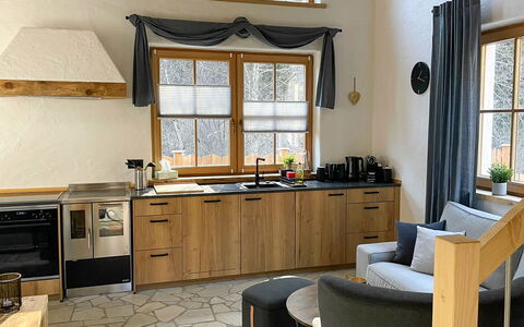 Chalet Auszeit: Mobilia, Interior Design, Cucina, Pavimentazione, Legna, Controsoffitto, Cabinetry, Pavimento, Sedia, Elettrodomestico Da Cucina