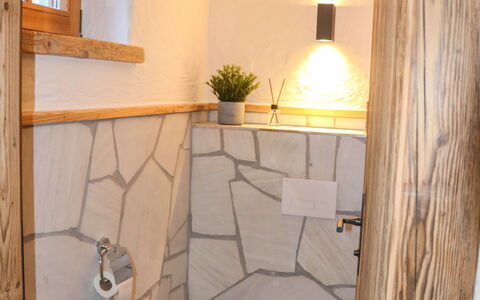 Chalet Auszeit: Parete, Pavimentazione, Pavimento, Interior Design, Piastrella, Idraulico Fixture, Bagno, Materiali Naturali, Idraulico, Color Legno