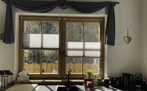 Chalet Auszeit: Interior Design, Per Finestre, Finestra Trattamento, Casa, Camera, Tenda, Pianta Della Casa, Sedia, Shade, Cucina