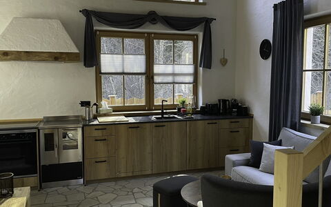 Chalet Auszeit: Mobilia, Interior Design, Pavimentazione, Legna, Cucina, Controsoffitto, Pavimento, Sedia, Cabinetry, Camera