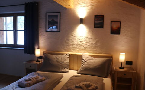 Chalet Auszeit: Mobilia, Letto, Interior Design, Camera Da Letto, Parete, Pavimentazione, Lenzuolo, Pavimento, Legna, Bedding