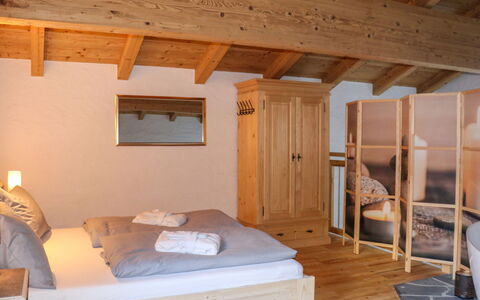 Chalet Auszeit: Mobilia, Interior Design, Legna, Pavimentazione, Camera Da Letto, Pavimento, Letto, Soffitto, Camera, Illuminazione