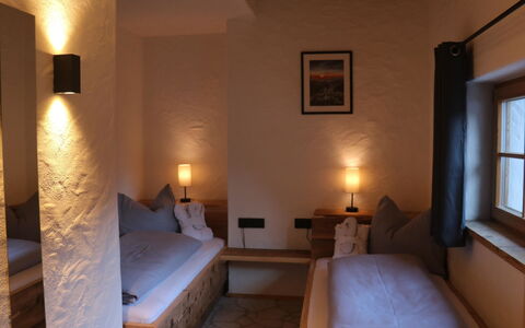 Chalet Auszeit: Legna, Mobilia, Interior Design, Pavimentazione, Pavimento, Soffitto, Illuminazione, Camera, Camera Da Letto, Letto