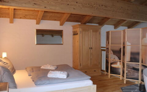 Chalet Auszeit: Mobilia, Legna, Interior Design, Pavimentazione, Pavimento, Camera Da Letto, Letto, Soffitto, Camera, Illuminazione
