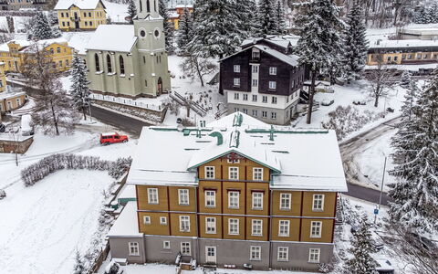 Janské Lázně 5: Costruzione, Finestra, Facciata, Zona Residenziale, Casa, Cittadina, Tetto, Insediamento Umano, Urban Design, Congelamento